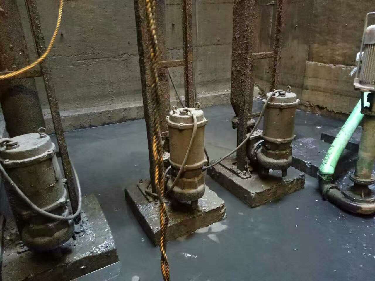 大成镇污水池清理